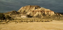 Desert-des-Bardenas-Reales-Espagne-photo-paysage-montagne-et-maison