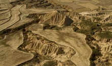 desert-bardenas-espagne-relief-raviné-et-champ-photo-paysage