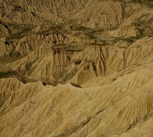 desert-des-des-bardenas-en-espagne-navarre-relief-raviné-photo-paysage