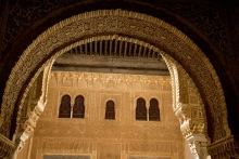 photo-architecture-Alhambra-arc-et-ornementation-Grenade-Andalousie-Espagne