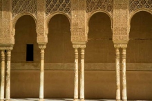 photo-architecture-colonnes-Alhambra-à-Grenade-Andalousie-Espagne