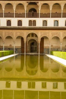 photo-architecture-patio-et-bassin-Alhambra-à-Grenade-Andalousie-Espagne